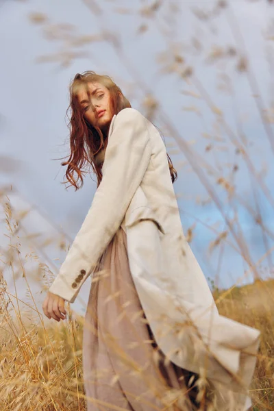 Hermosa mujer caminar en el campo día soleado —  Fotos de Stock