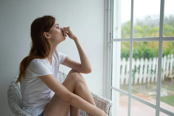 외로움에 대한 사려깊은 견해를 창밖으로 내다본 여자 — 스톡 사진