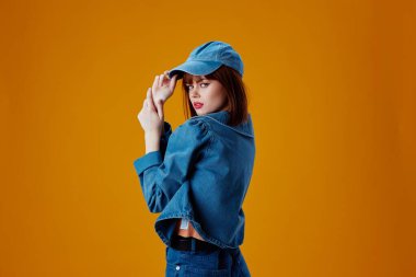 Güzel bayan kot şapkalı kırmızı dudaklar cazibeli moda stüdyosu modeli değiştirilmemiş