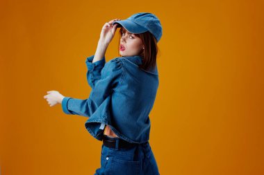 Güzel bayan kot şapkalı kırmızı dudaklar cazibeli moda stüdyosu modeli değiştirilmemiş