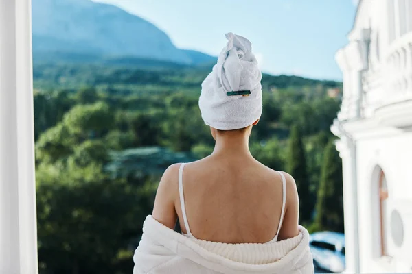 Kobieta w szlafroku w białym szlafroku balkon z widokiem na góry Koncepcja relaksu — Zdjęcie stockowe
