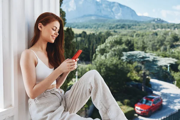 빨간 전화기를 가진 명랑 한 여자, 변변 치 않은 호화 로운 야외 생활을 즐기는 모습 — 스톡 사진