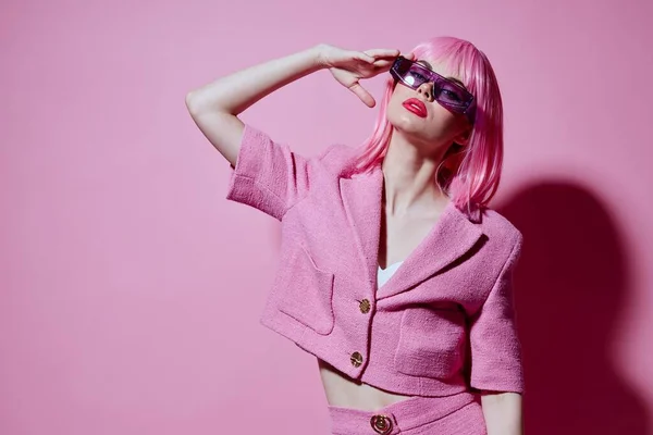 Fiatal pozitív nő fényes smink rózsaszín haj glamor stílusos szemüveg Stúdió Modell változatlan — Stock Fotó