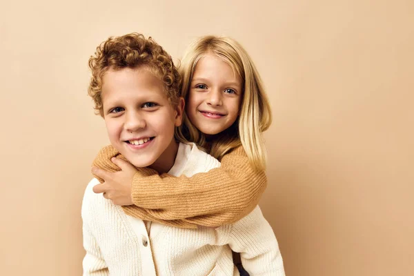 Hermano y hermana amistad paseos en la espalda infancia estudio —  Fotos de Stock
