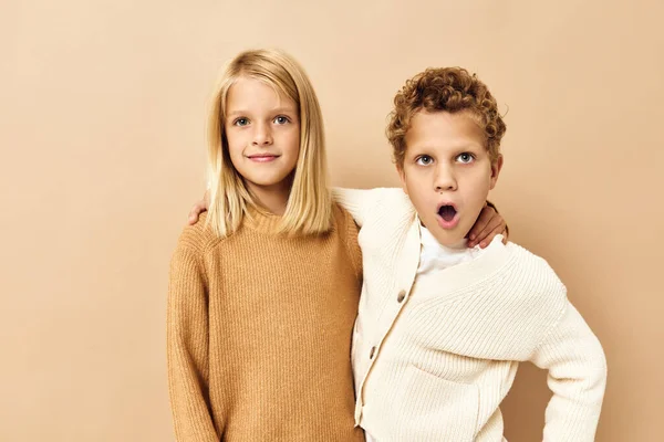 Boy and girl hug games smile friendship beige background — Stockfoto