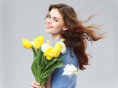 Neşeli kadın bir buket çiçek bayram kadınlarının neşesinde