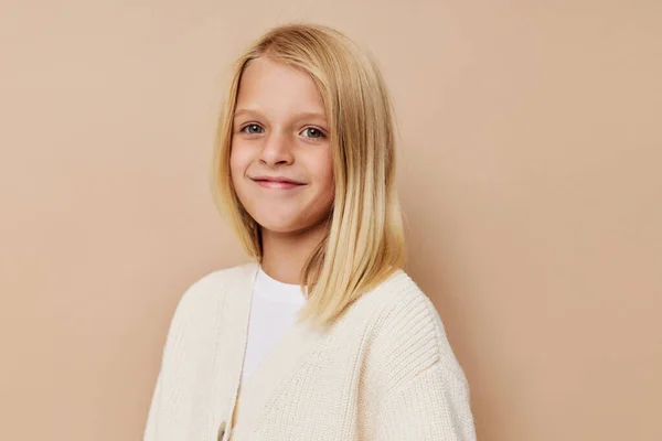 하얀 스웨터를 입은 긍정적 인 어린 소녀의 모습 — 스톡 사진