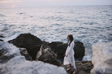 Kadın gezgin beyaz elbise açık havada özgürlük