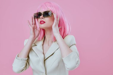 Beyaz ceketli güzel bir bayan. Pembe saçlı. Glamor Kozmetik 'in arka planı değişmemiş.