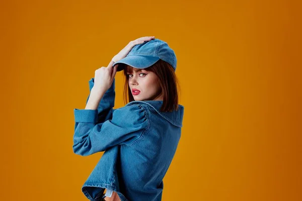 Positif jeune femme denim vêtements mode posant chapeau couleur fond inchangé — Photo