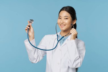 Kadın doktor beyaz önlüklü steteskop tedavi hastanesi