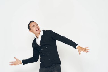 Siyah ceketli duygusal adam eğlenceli, izole bir arka plan.