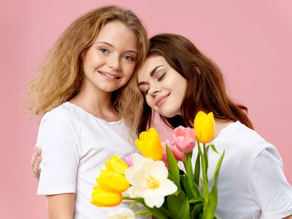 Mom and daughter bouquet of flowers gift holiday family — Stockfoto