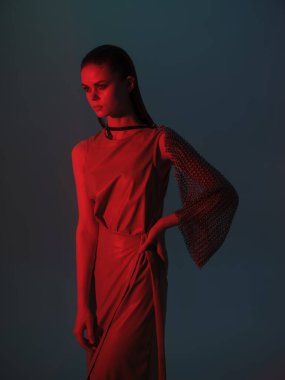 Güzel kadın kırmızı ışık gümüş zırh zırh zırh zırhı. Moda izole arka plan.