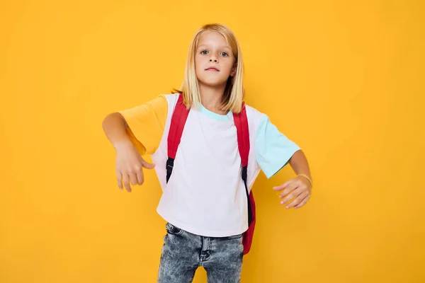 Glad skolflicka blond hår skola ryggsäck poserar isolerad bakgrund — Stockfoto