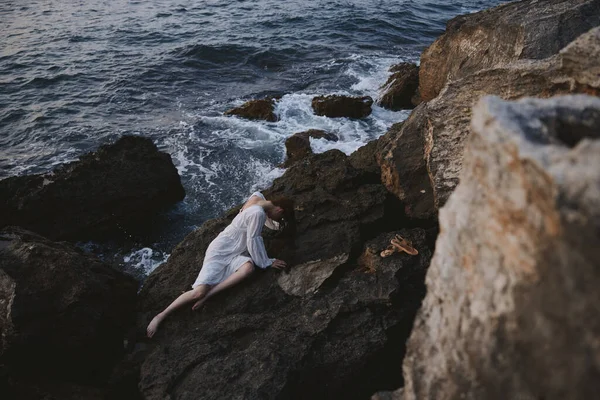海の上の白いウェディングドレスの女性濡れた髪夏休みのコンセプト — ストック写真
