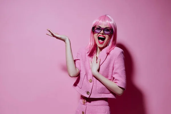 Bastante joven mujer brillante maquillaje rosa pelo glamour elegante gafas monocromo tiro inalterado — Foto de Stock