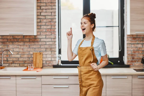 Un gesto de ama de casa con sus manos cocina apartamento utensilios de cocina concepto de hogar interior — Foto de Stock