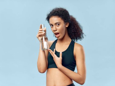 Atletik kadın sıska figür su şişesi spor salonu