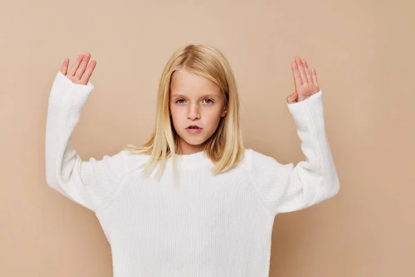 Glad barn med blont hår på en beige bakgrund — Stockfoto