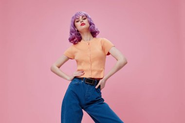 Mor saç pozu veren neşeli kadın modası