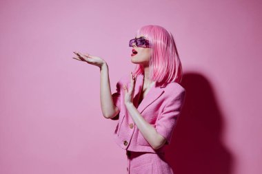 Pembe ceketli, çekici bir bayanın portresi.