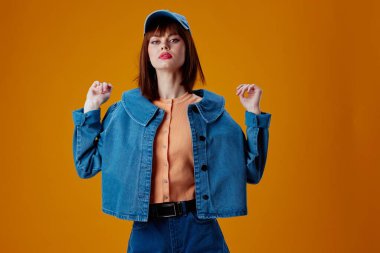 Güzel, modaya uygun kot pantolon giyme modası başlık rengi arkaplanı değiştirilmemiş