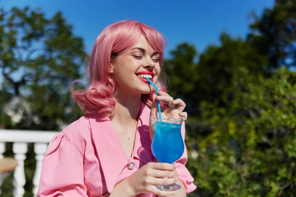 Jovem encantada bebendo um coquetel no terraço Happy feminino relaxante — Fotografia de Stock