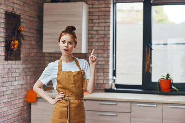 Mujer alegre cocina apartamento cocina utensilios interior concepto del hogar — Foto de Stock
