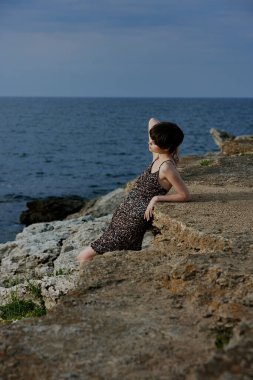 Güzel kadın modern doğa lüks poz özgürlük yaşam tarzı