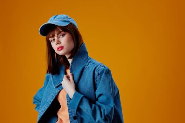 Güzellik modadan kadın şık kot giysisi. Renk arkaplanı değişmemiş.