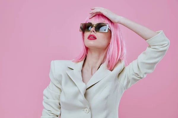 Gyönyörű divatos lány modern stílus rózsaszín haj napszemüveg színes háttér változatlan — Stock Fotó