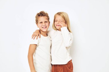 Neşeli çocuklar birlikte dans eder. Eğlenceli çocukluk hayatı.