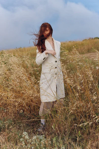 Mujer bonita trigo campo paisaje libertad otoño estación concepto —  Fotos de Stock