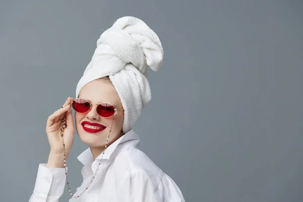 Mujer de moda con una toalla en la cabeza en una camisa blanca modelo de estudio sin cambios — Foto de Stock