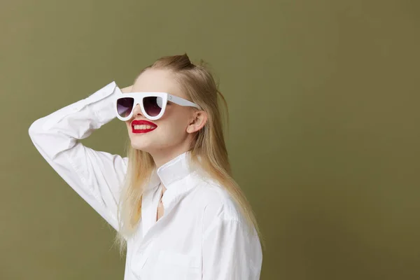 Glamorous γυναίκα σε λευκό πουκάμισο γυαλιά ηλίου απομονωμένο φόντο — Φωτογραφία Αρχείου