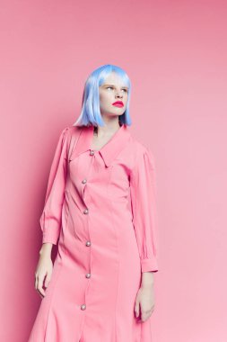 Parlak makyajlı bir kadının portresi izole edilmiş arka plan