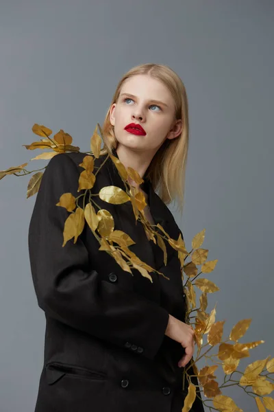 Okouzlující žena dekorace černá bunda zlaté listy studio model beze změny — Stock fotografie