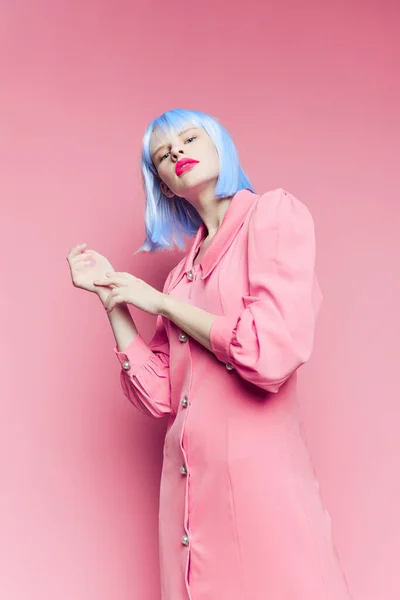 Fashionabla kvinna bär en blå peruk makeup isolerad bakgrund — Stockfoto