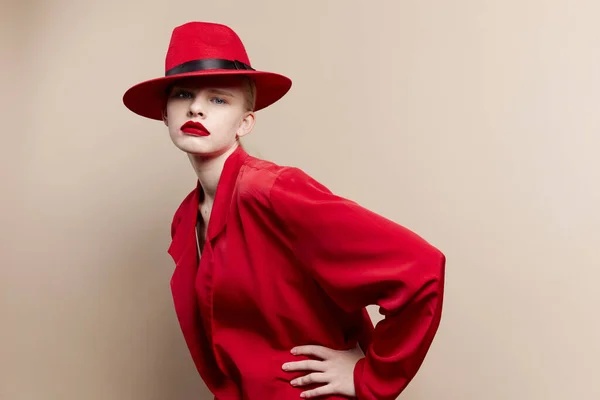 Bonita mujer chaqueta roja y sombrero labios rojos modelo de estudio de moda inalterado — Foto de Stock