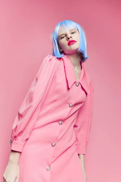 穿着蓝色假发的时髦女人粉色衣服红唇隔离的背景 — 图库照片