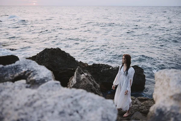 Woman traveler in white dress at the sea beach freedom — Stock Photo, Image