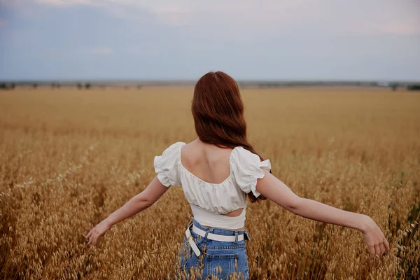 Red-haired woman in the field countryside freedom summer unaltered — Fotografia de Stock