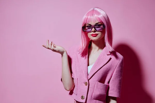 Retrato de una mujer joven gestos con las manos con una chaqueta rosa Studio Model inalterada — Foto de Stock