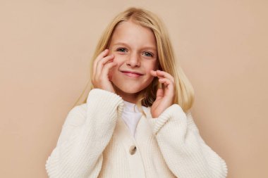 Küçük şirin kız şık bebek kıyafetleri çocuk yaşam tarzı konsepti