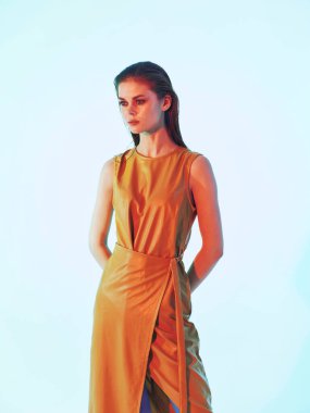 Moda pozu veren güzel kadın makyajı. Değişmemiş yaşam tarzı.