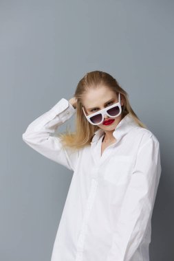 Sarışın kadın kırmızı dudak. Moda gözlükleri. Model değiştirilmemiş.