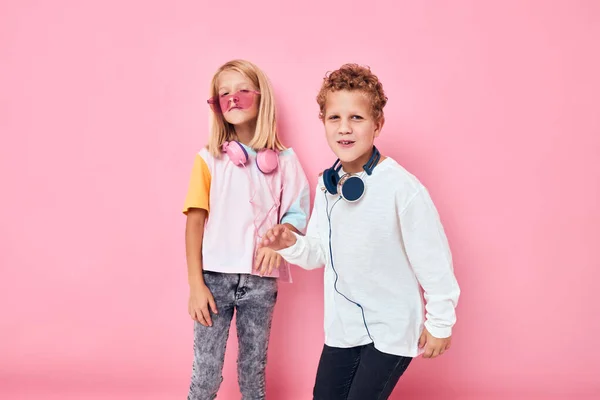 Милі усміхнені діти стильний одяг навушники весело Дитячий спосіб життя концепція — стокове фото
