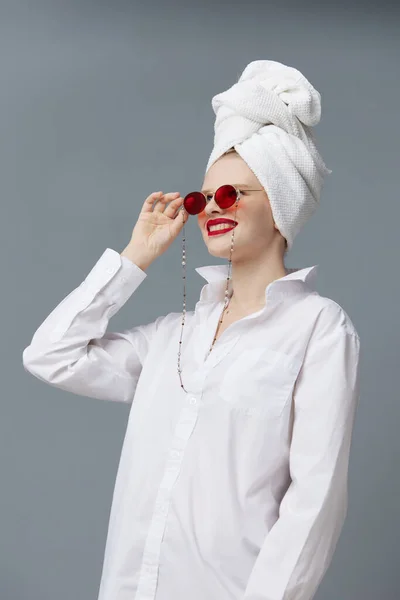 Фешенебельная женщина с полотенцем на голове в белой рубашке — стоковое фото