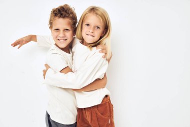 Neşeli küçük arkadaşlar çocukluk hayatı stüdyosuna sarılırlar.